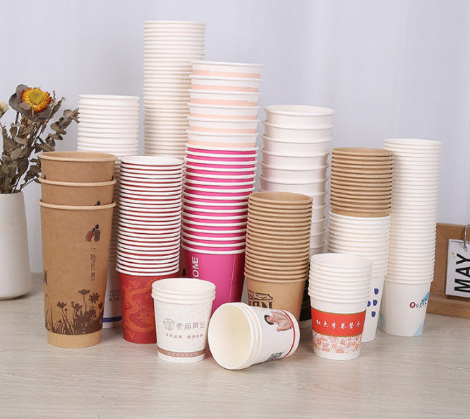 Les tasses de papier jetables empaquettent des tasses de café en gros avec le bon prix